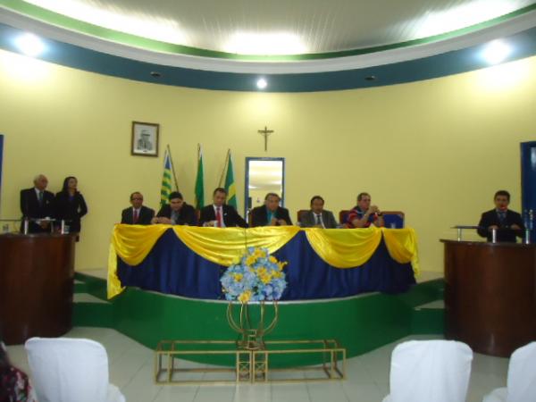Entrega de T&iacute;tulo de Cidad&atilde;o Florianense e homenagens marcam sess&atilde;o solene.(Imagem:FlorianoNews)