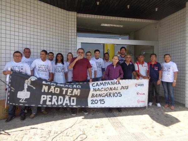 Bancários realizam manifestação e ameaçam greve em Floriano