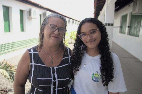 M&atilde;e Teresina Cristina com a filha, estudante Teresa de Lourdes.(Imagem: Ascom Seduc)