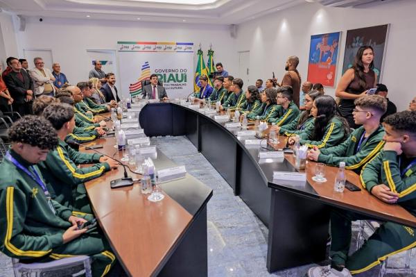 Rafael Fonteles recepciona estudantes que seguem para intercâmbio na Alemanha(Imagem:Divulgação)