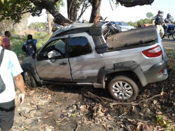 Carro bate contra árvore na BR-343, mulher morre e marido fica ferido