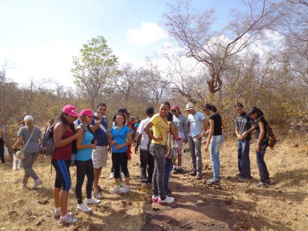 Alunos do Col&eacute;gio Estadual participaram da 3&ordf; Trilha Ecol&oacute;gica.(Imagem:FlorianoNews)