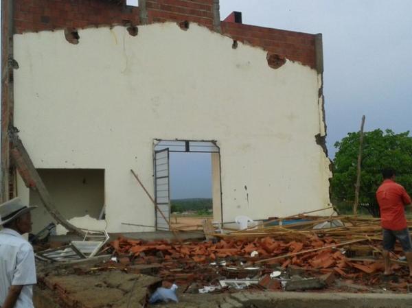 Temporal provoca estragos, derruba igreja e mata uma pessoa no Sul do PI