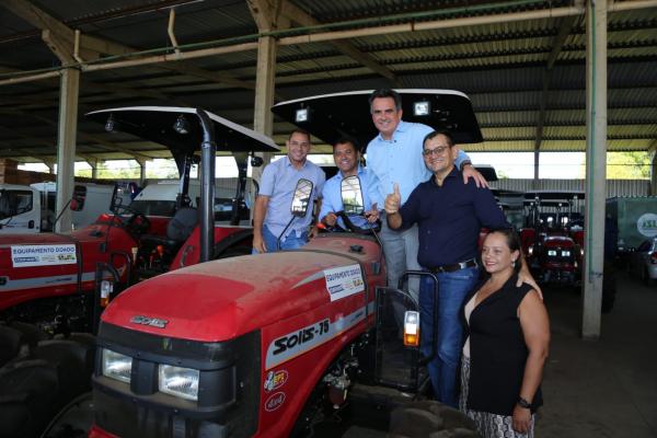 Ciro realiza entrega de equipamentos agr&iacute;colas com diversos prefeitos.(Imagem:Ascom)
