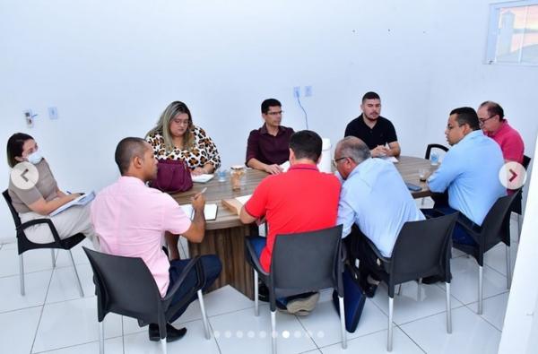 Prefeito de Floriano se re&uacute;ne para discutir o Projeto SALVAR: evento social e evangel&iacute;stico em parceria com a Assembleia de Deus.(Imagem:Reprodu&ccedil;&atilde;o/Instagram)