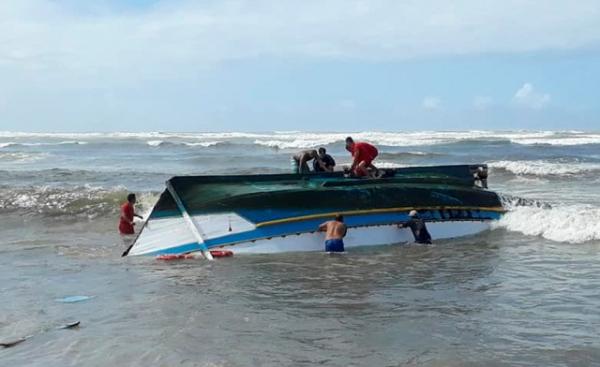 Três turistas morrem após barco virar durante tempestade em SP