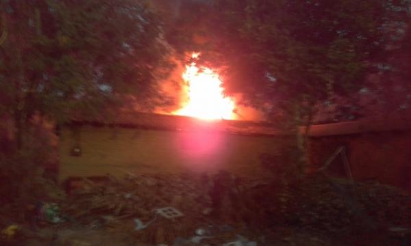 Vizinhos controlam foco de inc&ecirc;ndio em resid&ecirc;ncia no Bom Lugar.(Imagem:FlorianoNews)