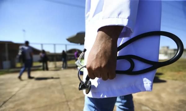 Médicos chegam ao local de prova para a segunda etapa do Exame Nacional de Revalidação de Diplomas Médicos Expedidos por Instituição de Educação Superior Estrangeira (Revalida)(Imagem:MARCELO CAMARGO/AGÊNCIA BRASIL)