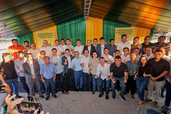 Prefeitos recebem m&aacute;quinas retroescavadeiras e destacam m&uacute;ltiplos benef&iacute;cios para presta&ccedil;&atilde;o de servi&ccedil;os p&uacute;blicos(Imagem:Gabriel Paulino)
