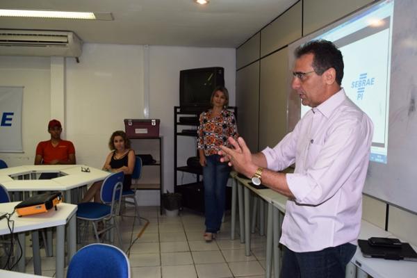 Prefeito Gilberto J&uacute;nior discute revitaliza&ccedil;&atilde;o da Pra&ccedil;a Cel. Borges.(Imagem:Waldemir Miranda)