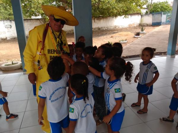 Rep&oacute;rter Amarelinho agradece presen&ccedil;a das escolas no Show do Carrapeta (Imagem:FlorianoNews)