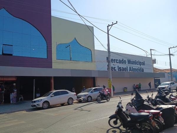 Mercado Público Municipal de Floriano recebe limpeza após o feriado de Natal
