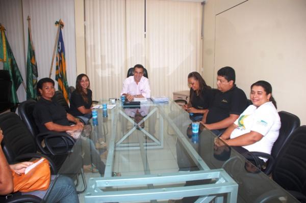 Prefeito Gilberto J&uacute;nior se re&uacute;ne com representantes do Conselho Tutelar de Floriano.(Imagem:Waldemir Miranda)