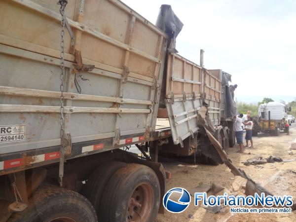Tombamento de bitrem provoca engavetamento de tr&ecirc;s ve&iacute;culos na BR-343.(Imagem:FlorianoNews)