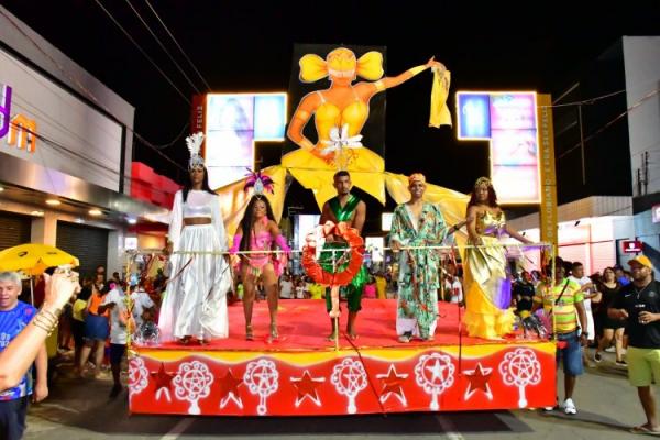 Desfile de escolas de samba e shows na beira-rio marcam o &uacute;ltimo dia do Carnaval de Floriano.(Imagem:Secom )
