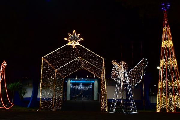 Câmara de Floriano inaugura decoração natalina especial na Praça Coronel Borges.(Imagem:CMF)