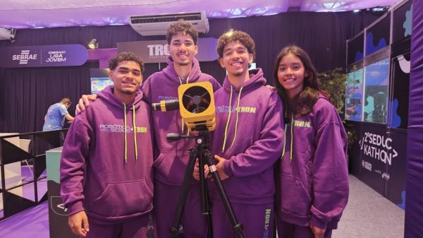Telescópio produzido por estudantes da rede estadual é entregue a ganhador do Prêmio Nobel de Física em Londres.(Imagem:Pablo Cavalcante)