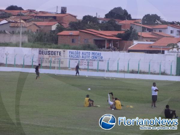 Vanin prega ?p&eacute;s no ch&atilde;o? e diz que campo favorece o advers&aacute;rio.(Imagem:FlorianoNews)