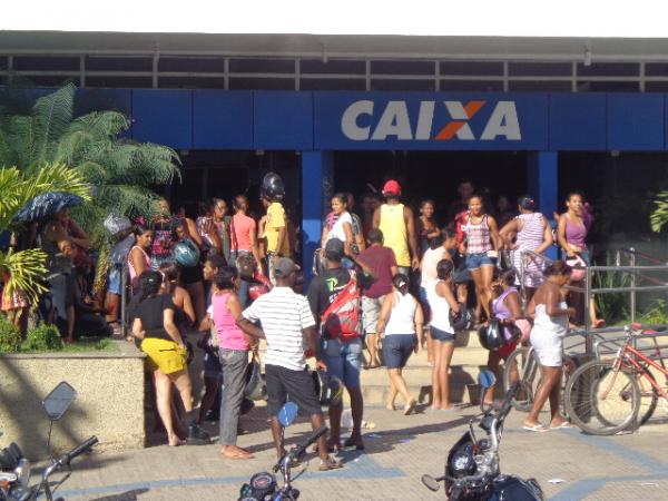 Falso boato sobre Bolsa Família causou tumulto em Floriano.(Imagem:FlorianoNews)