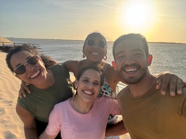 Jaynna Silva e turistas no Delta do Parna&iacute;ba (Imagem:Arquivo pessoal)