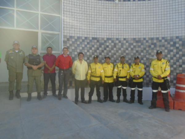  Sutran entrega novo fardamento aos agentes de tr&acirc;nsito de Floriano.(Imagem:FlorianoNews)