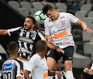 Com Cássio expulso, Corinthians perde para o Ceará, mas avança na Copa do Brasil
