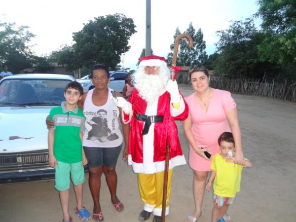 Crianças da Comunidade cachoeira recebem a visita do Papai Noel