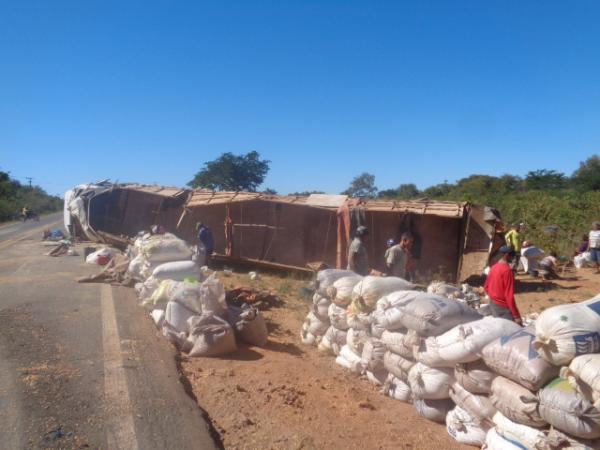 Carreta carregada de milho tomba na BR 230, em Bar&atilde;o de Graja&uacute;.(Imagem:FlorianoNews)