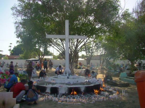 Teresinenses homenageiam familiares e amigos no Dia de Finados