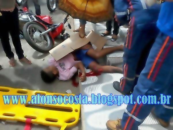 Acidente entre carro e moto deixa v&iacute;tima com fratura exposta em Floriano.(Imagem:Alonso Costa)