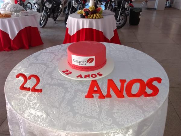 Caf&eacute; da manh&atilde;, ben&ccedil;&atilde;o solene e m&uacute;sica ao vivo marcam os 22 anos da Cajueiro Motos em Floriano.(Imagem:FlorianoNews)