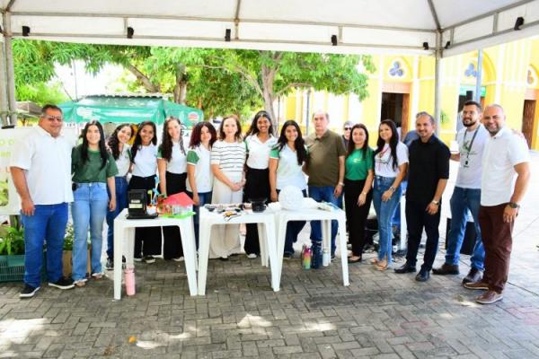 Floriano realiza mobiliza&ccedil;&atilde;o em prol do meio ambiente na Pra&ccedil;a Dr. Sebasti&atilde;o Martins.(Imagem:Secom)