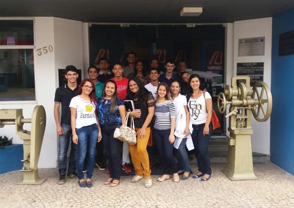 Acad&ecirc;micos realizaram visita t&eacute;cnica a laborat&oacute;rio de Floriano.(Imagem:Assessoria de Imprensa)