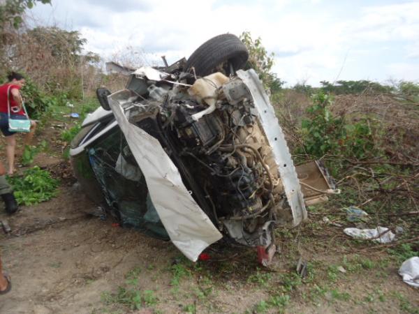 Ve&iacute;culo desvia de moto, sai da pista e capota carro em Floriano(Imagem:FlorianoNews)