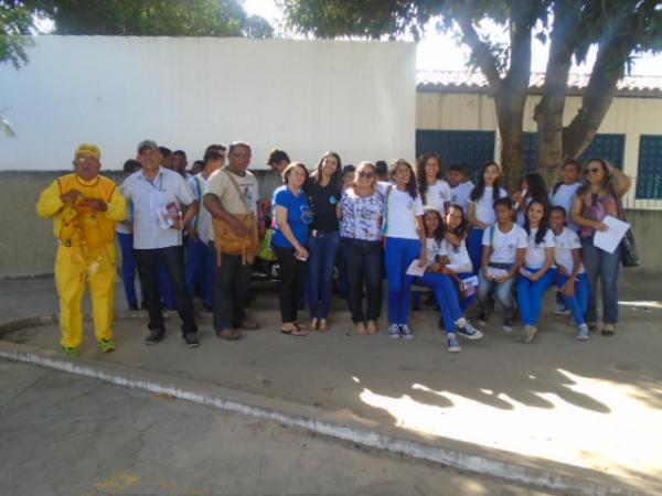 Mutir&atilde;o contra Aedes aegypti em Floriano envolve agentes de endemias e estudantes.(Imagem:FlorianoNews)