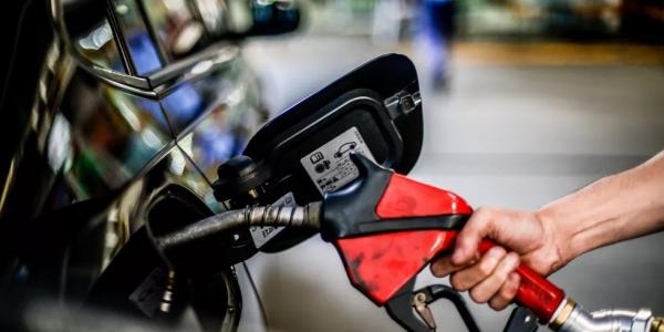 Preço médio da gasolina nos postos sobe pela segunda semana seguida; diesel e etanol também têm alta