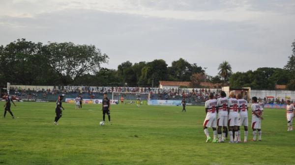 Cobran&ccedil;a de falta para o Cori-Sabb&aacute; que buscava empatar.(Imagem:Renan Morais/GLOBOESPORTE.COM)
