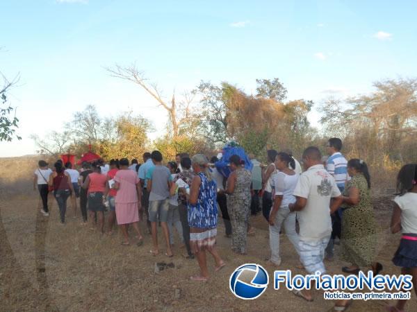 Prociss&atilde;o encerrou os festejos de Bom Jesus da Lapa na localidade Tabuleiro do Mato.(Imagem:FlorianoNews)