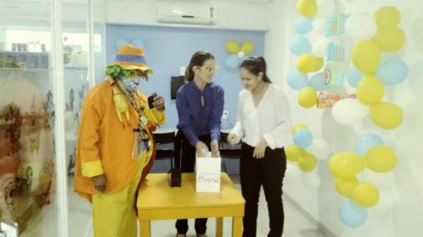 Rep&oacute;rter Amarelinho &eacute; presenteado com &oacute;culos do Hospital de Olhos Bucar.(Imagem:FlorianoNews)