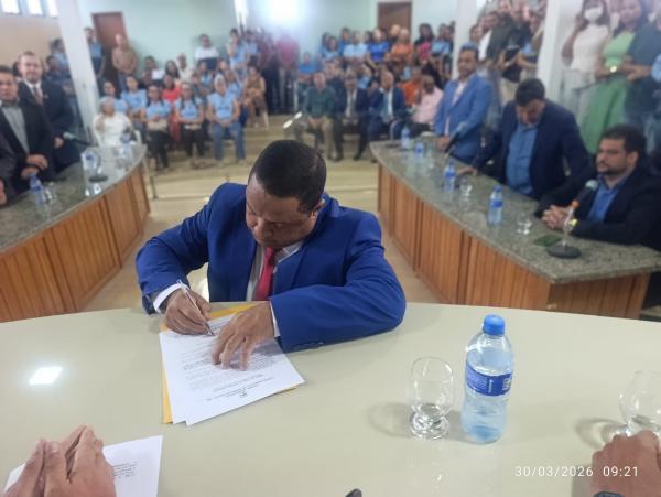Ant&ocirc;nio Carlos Resende toma posse como prefeito de Bar&atilde;o de Graja&uacute; ap&oacute;s ren&uacute;ncia de Gleydson Resende(Imagem:FlorianoNews)