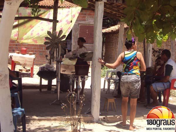 v&iacute;tima de descarga &eacute; velada dentro de saco de lixo.(Imagem:180graus)