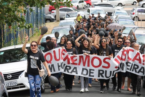 Grupo fez protesto e caminhada em dire&ccedil;&atilde;o ao TJ-PI pedindo justi&ccedil;a pela morte de Rudson Vieira. (Imagem:Glayson Costa /G1 PI)