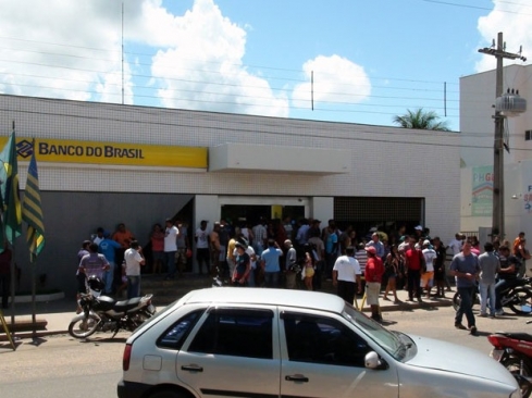 Assaltantes cavam buracos e arrombam os Correios em Bom Jesus