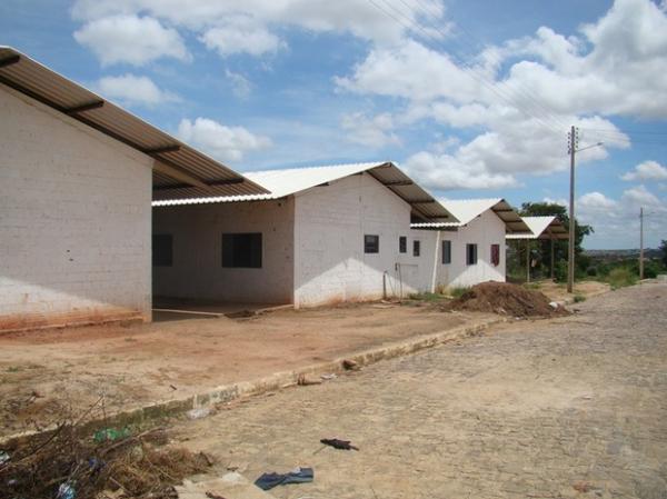 Cerca de 10 famílias dividem galpão sem estrutura na Zona Sul de Teresina