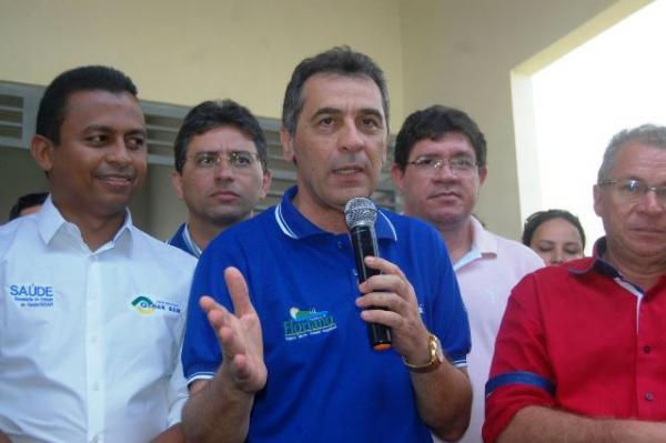 Prefeito Gilberto J&uacute;nior visita local de atendimento do Programa Olhar Bem.(Imagem:Waldemir Miranda)