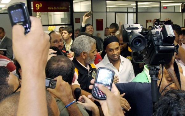 Ronaldinho x Fla: processo é suspenso para tentativa de acordo