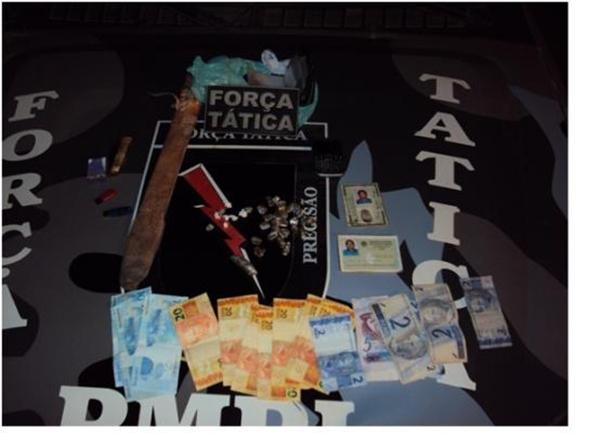 Pol&iacute;cia Militar apreende traficante, drogas, dinheiro e armas.(Imagem:180graus)