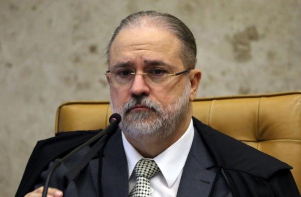 Os procuradores dizem ainda que é necessário investigar a possibilidade de as tropas policiais terem sido