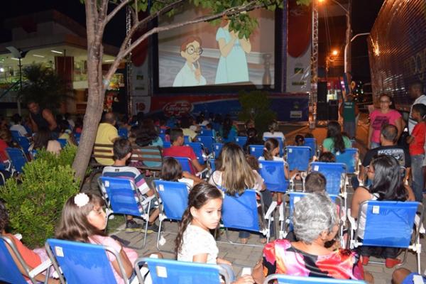 Projeto leva sessões de cinema para florianenses em praça pública