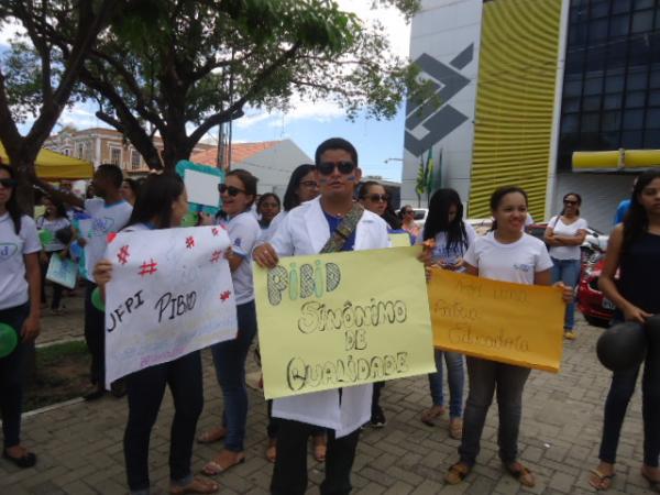 Estudantes de Floriano protestam contra corte de bolsas do Pibid